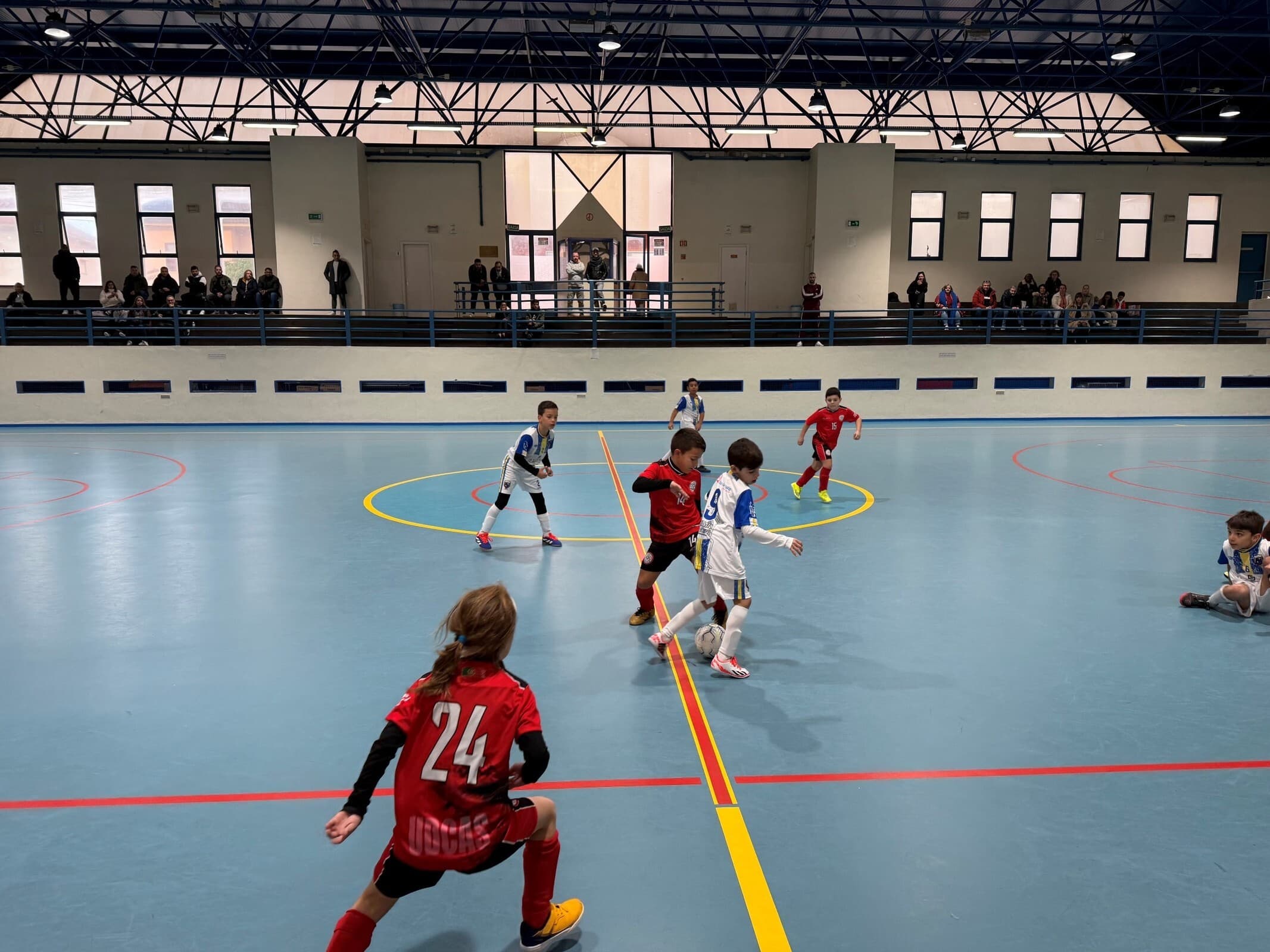 Programa Encontros Desportivos Concelhios XIRA 2027 promove 1.º Jornada de Futsal para a classe de Benjamins